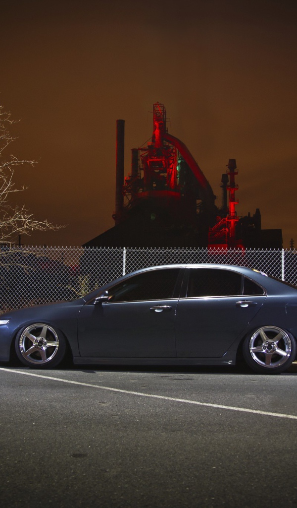 Черная Honda на фоне ночного завода