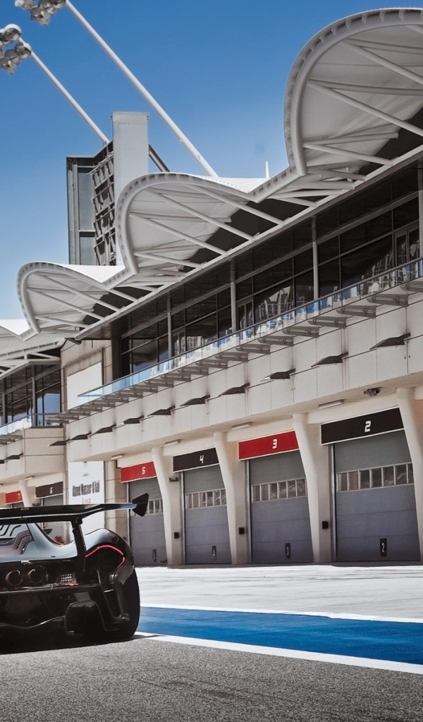 Черный McLaren P1 у ангаров