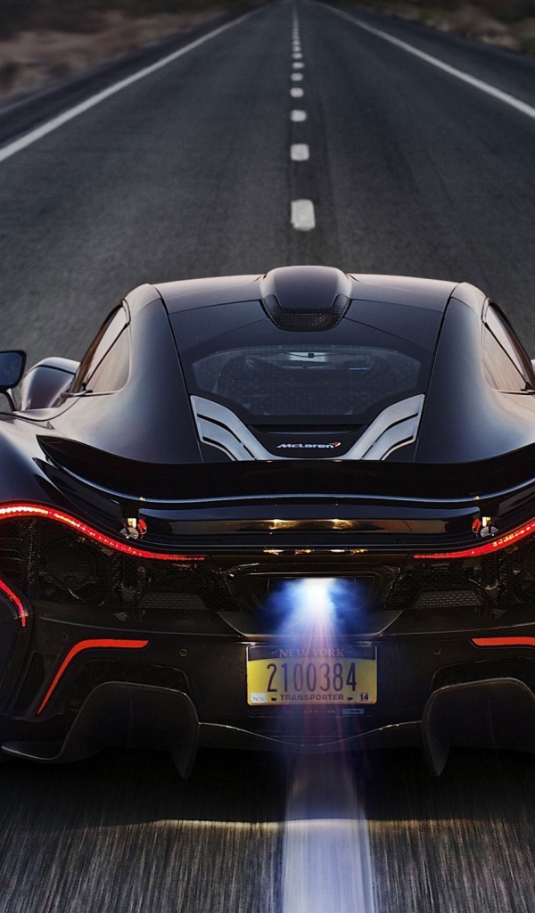 Черный McLaren P1 посередине шоссе