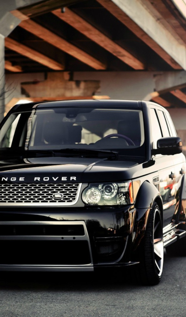 Черный Range Rover Sport под эстакадой