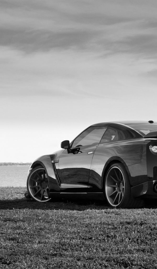 Черно белое фото авто на берегу моря