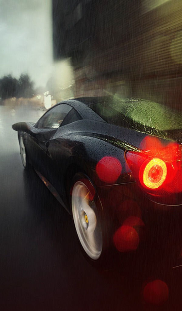 Черный автомобиль в дождливом городе