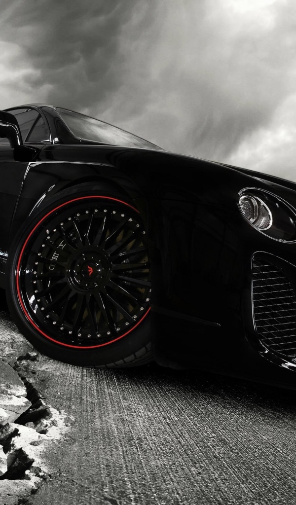 Черный автомобиль на треснувшем асфальте