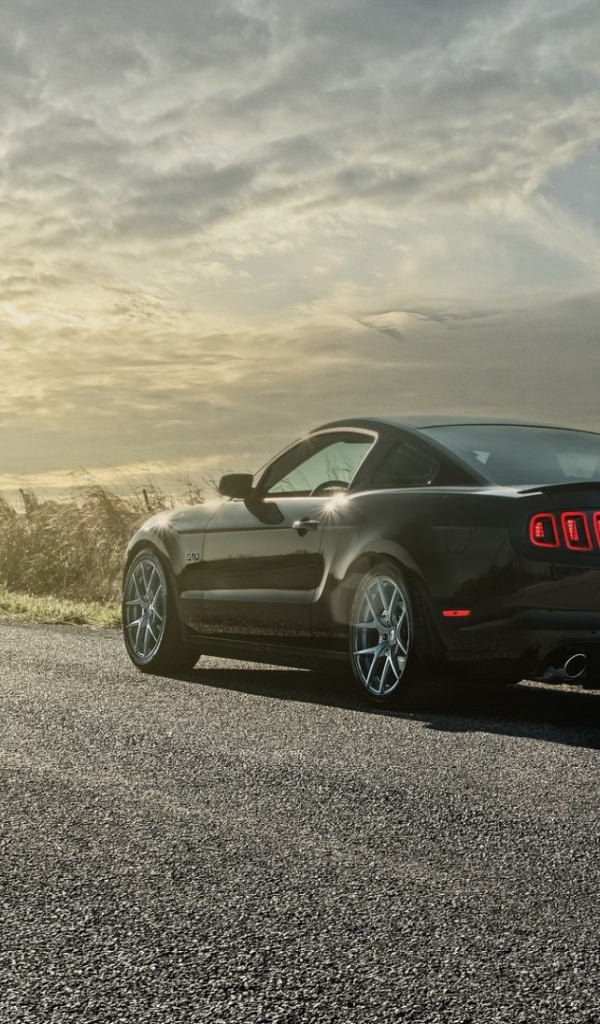 Черный автомобиль припаркован на трассе