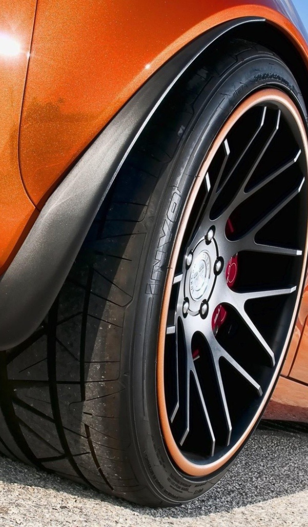 Черные колеса оранжевого авто