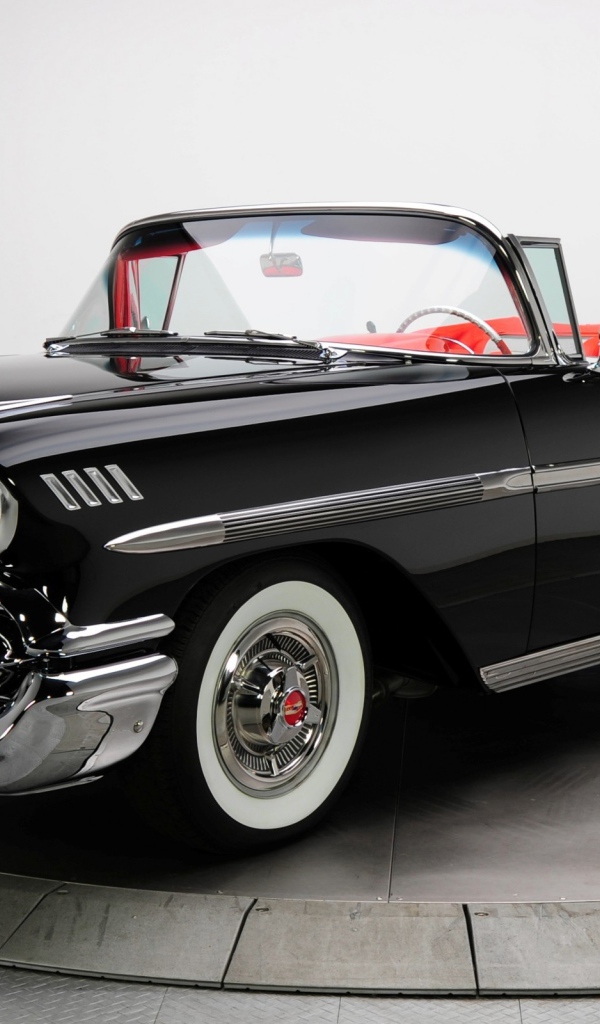 Черный ретро автомобиль Кадиллак кабриолет