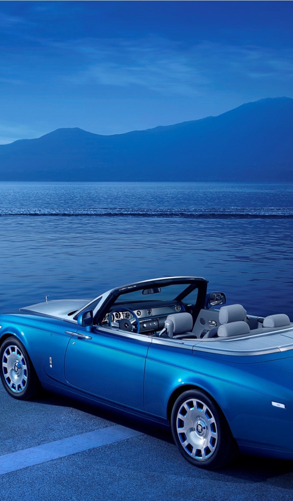 Голубой кабриолет Rolls-Royce на берегу