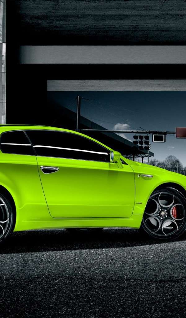 Ярко зеленый автомобиль на улице