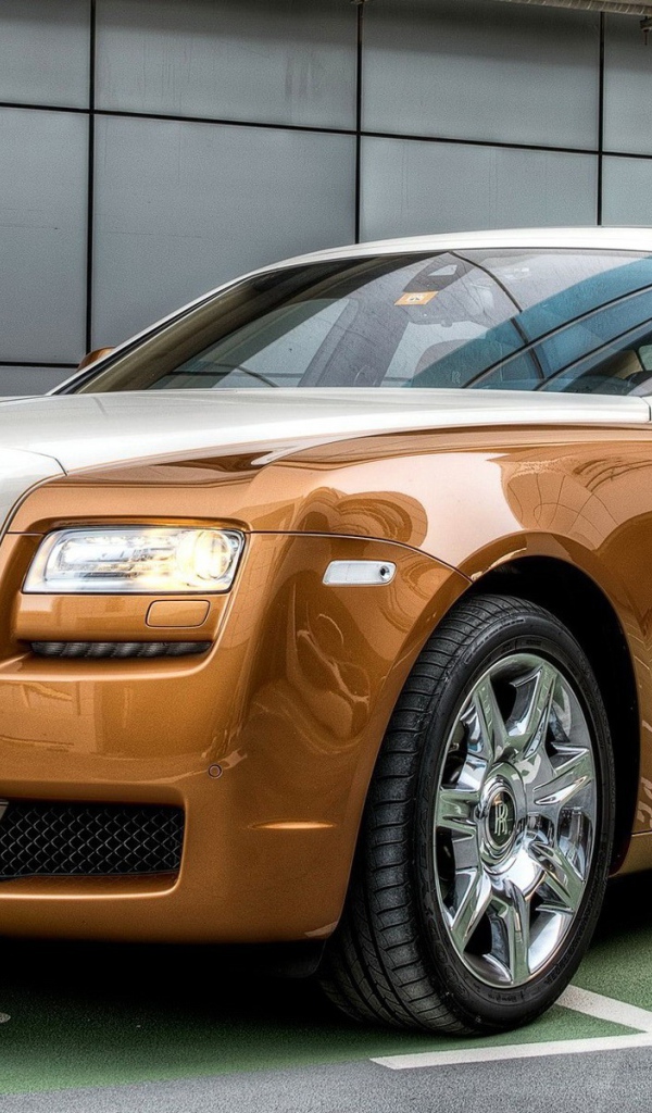 Коричневый Rolls-Royce с номерами Дубаи