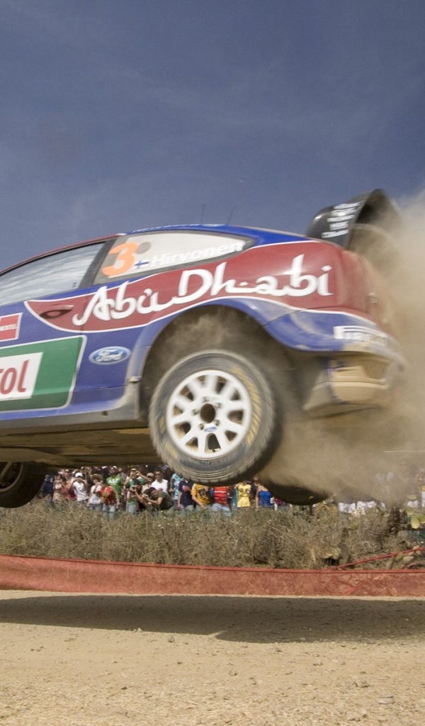 Автомобиль летит по воздуху во время ралли