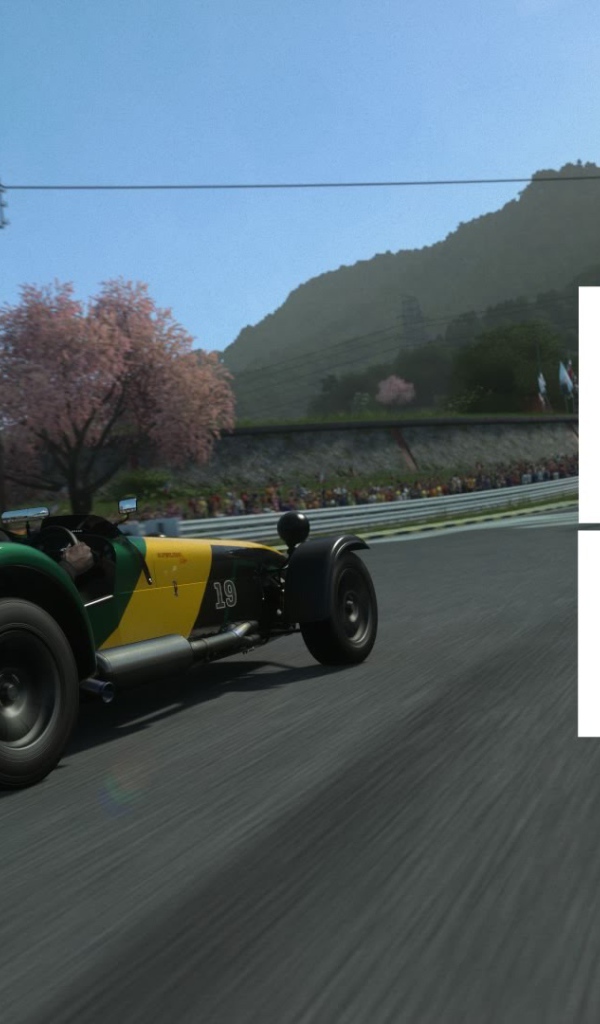 Автомобиль Caterham на гоночном треке