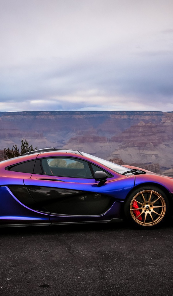 Красочный автомобиль McLaren на природе