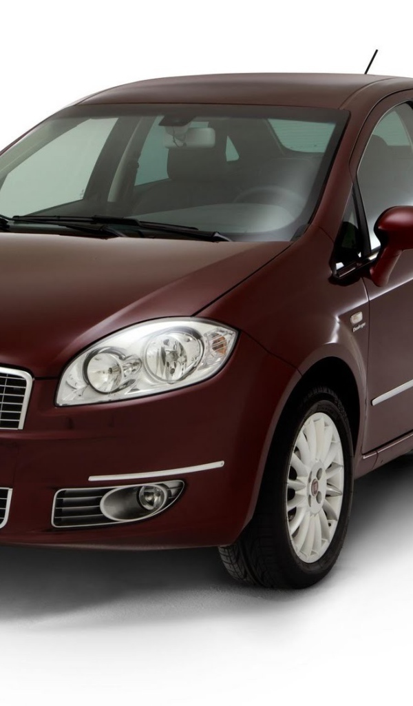 Темно коричневый Fiat Linea на белом фоне