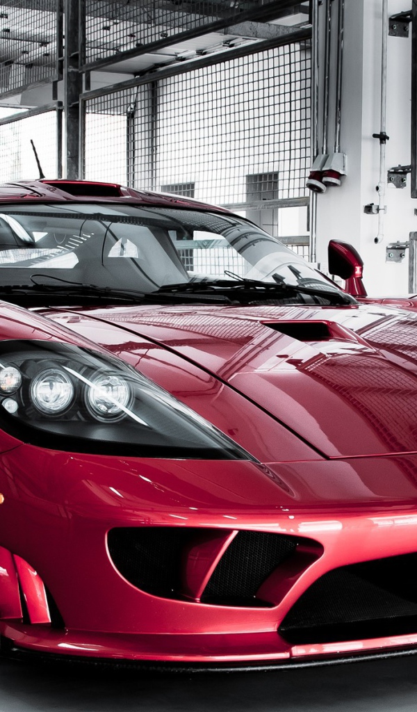 Темно вишневый автомобиль Saleen S7