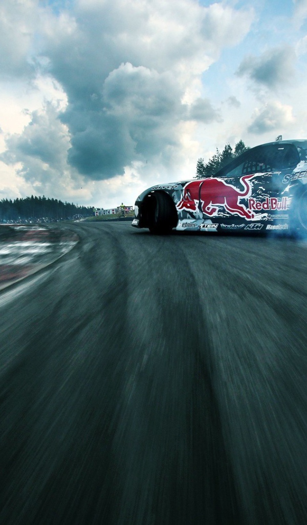 Гоночный автомобиль дрифтует на треке