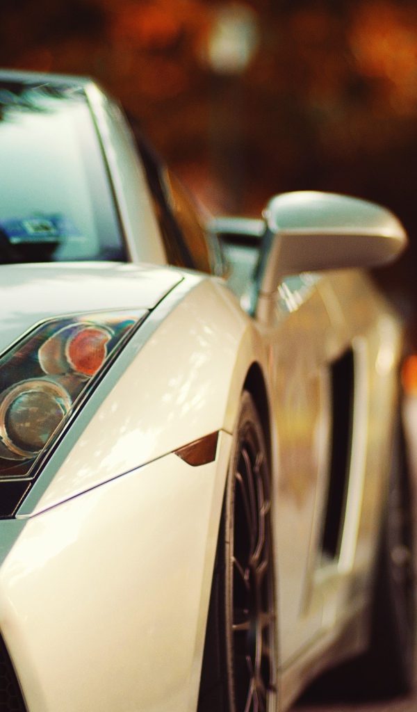 Дорогой спортивный автомобиль на улице