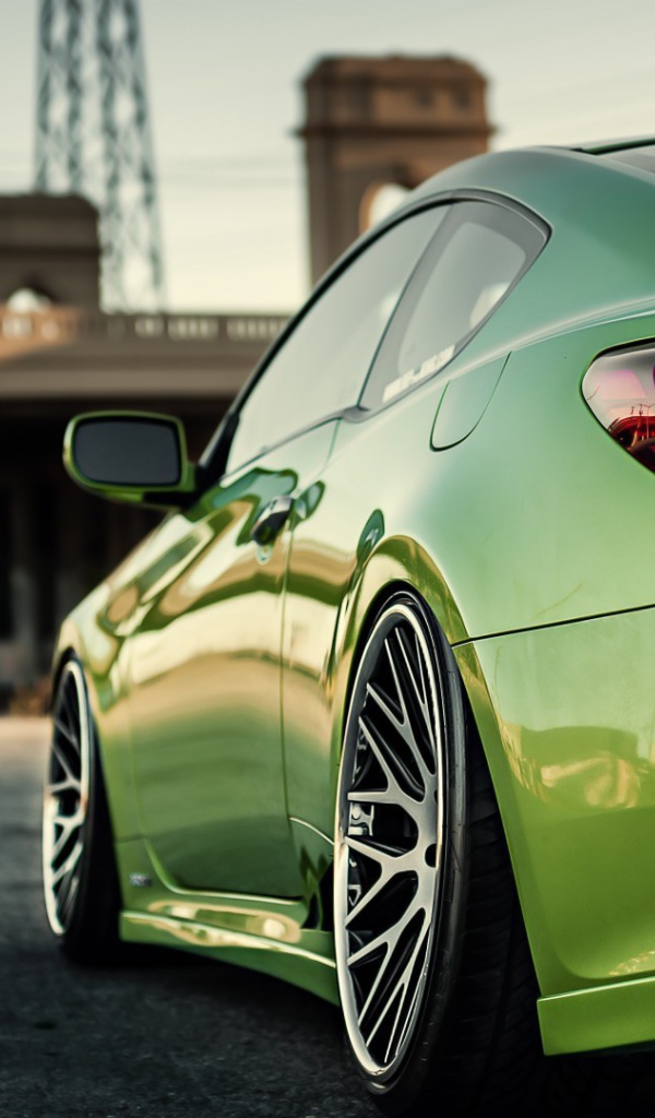 Нежно зеленый спортивный автомобиль