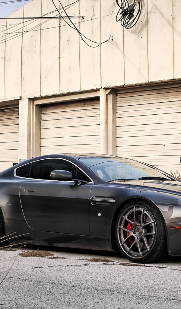 Серый автомобиль Астон Мартин