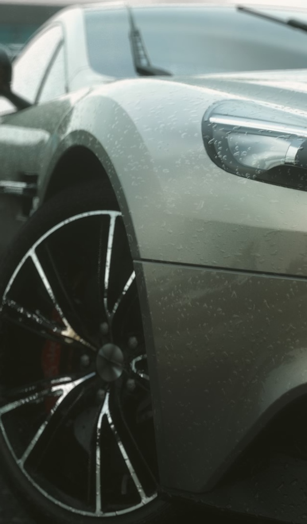 Серый спортивный автомобиль под дождем