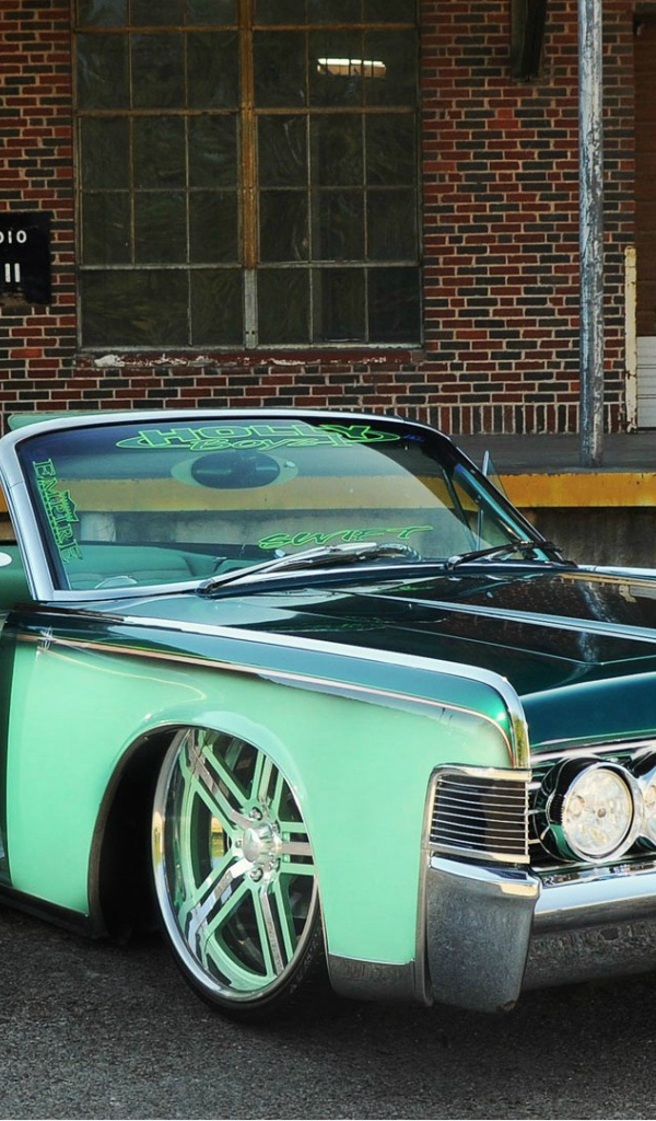 Зеленый автомобиль Lincoln Continental