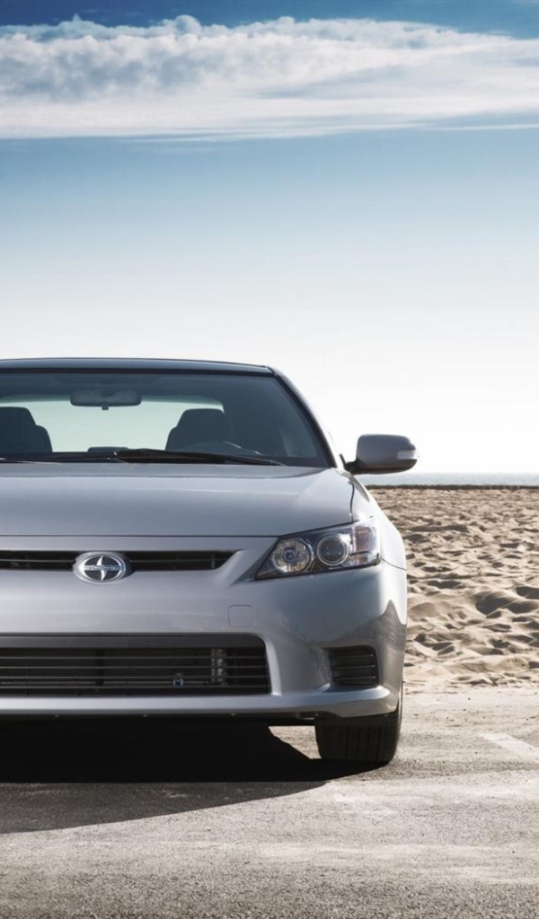 Серый Scion на фоне песка