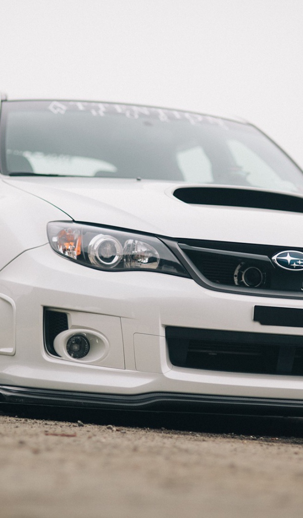 Светло зеленые диски у белого Subaru Impreza