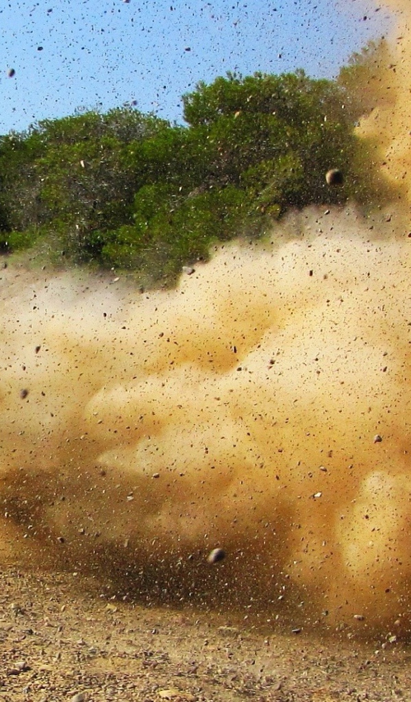 Выброс гравия из под колес автомобиля