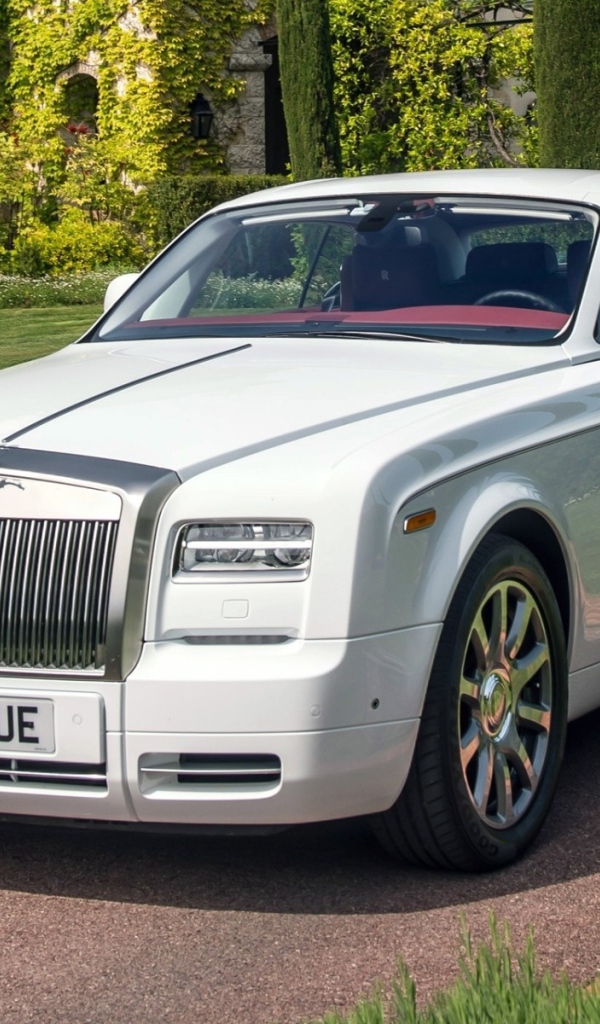 Роскошный белый Rolls-Royce на дорожке