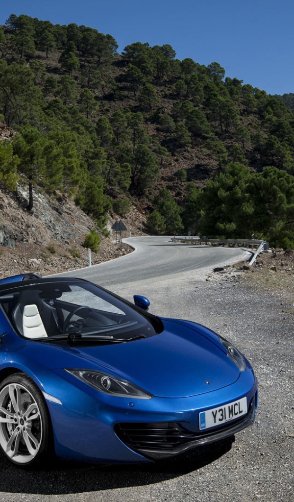 Кабриолет McLaren припаркован на обочине