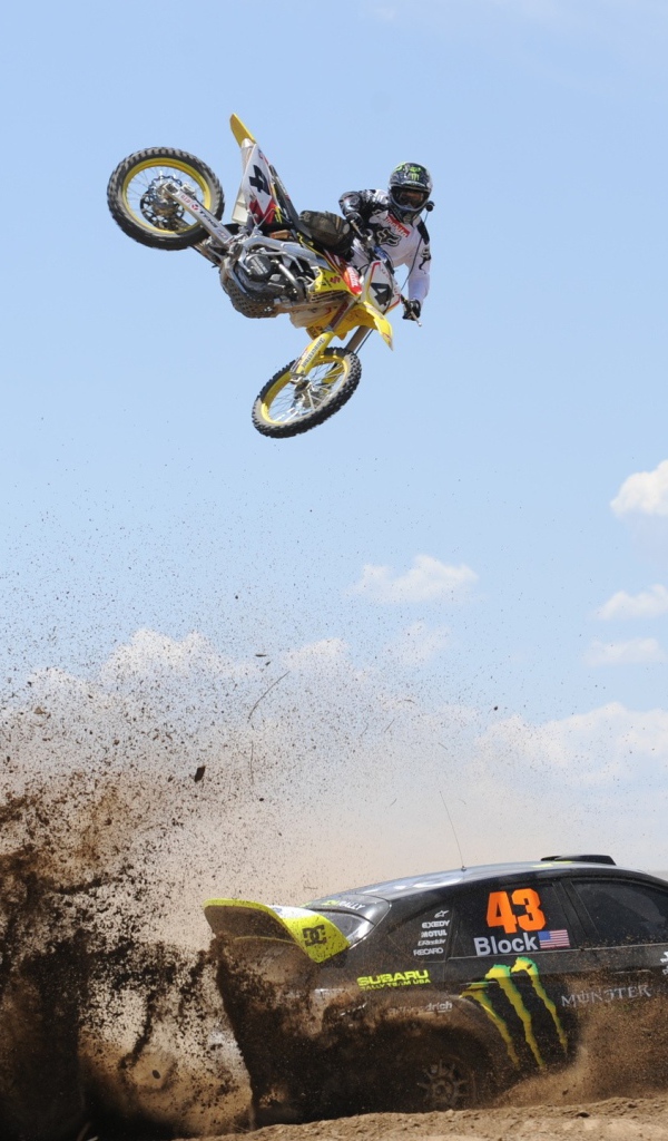 Мотоцикл и автомобиль на гонках в пустыне