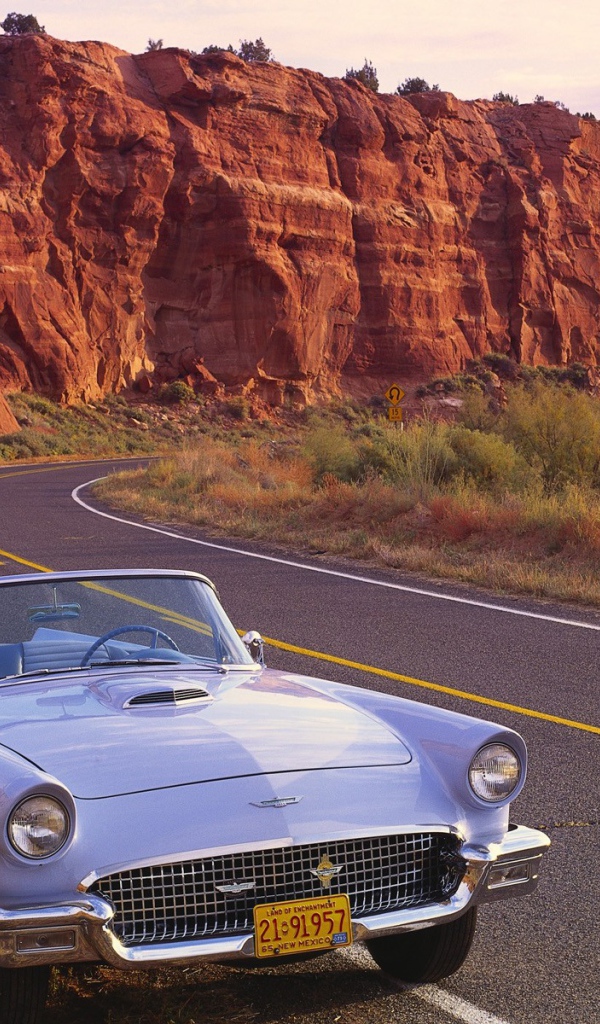 Старый кабриолет на шоссе в США