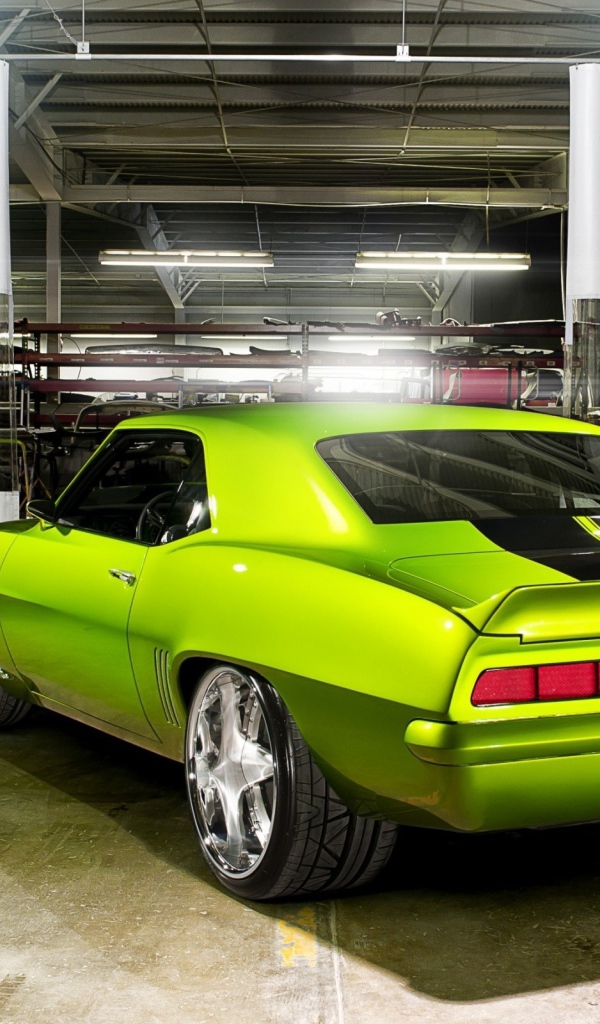 Старый зеленый автомобиль на реставрации