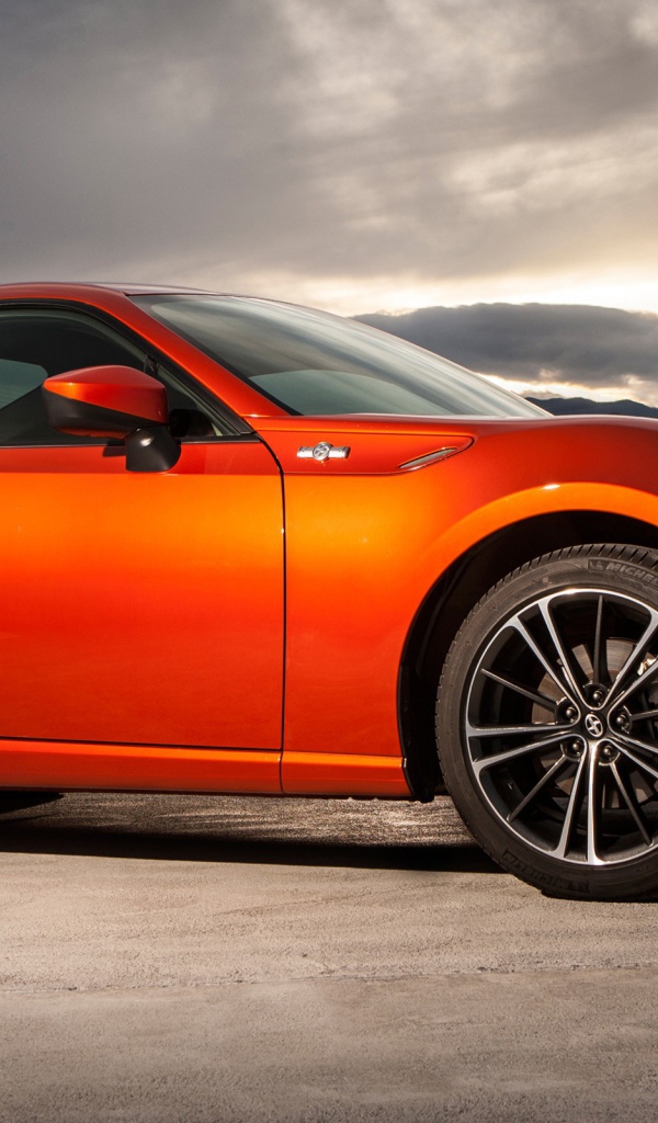 Оранжевый Scion FR-S Sport на фоне неба