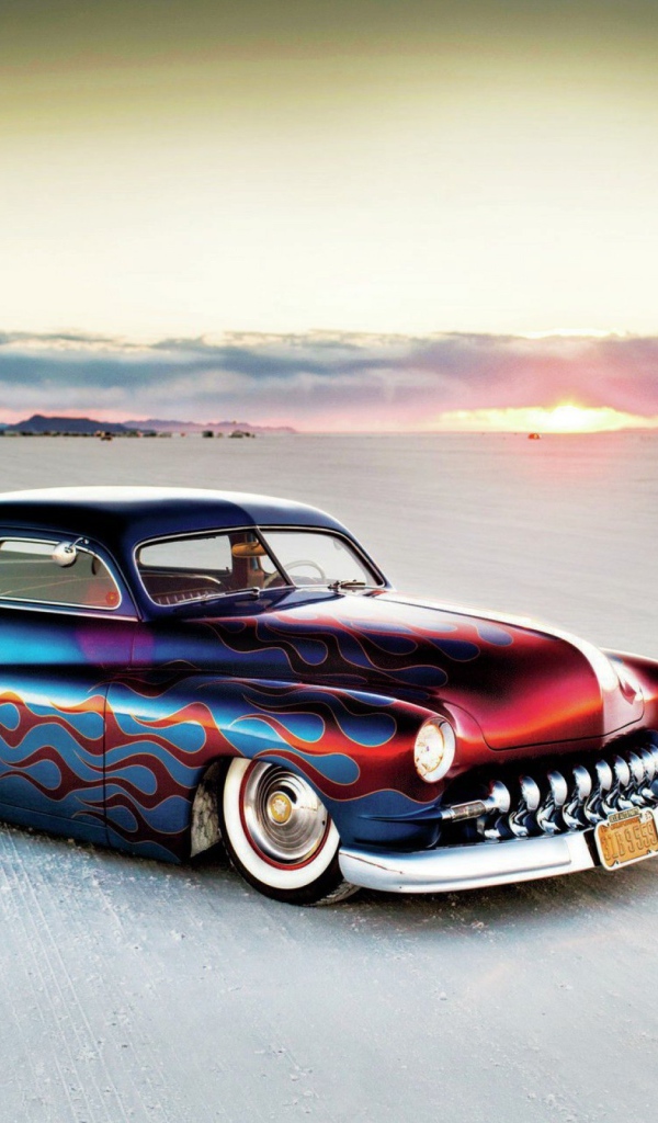 Раскрашенный хиппи автомобиль на пляже