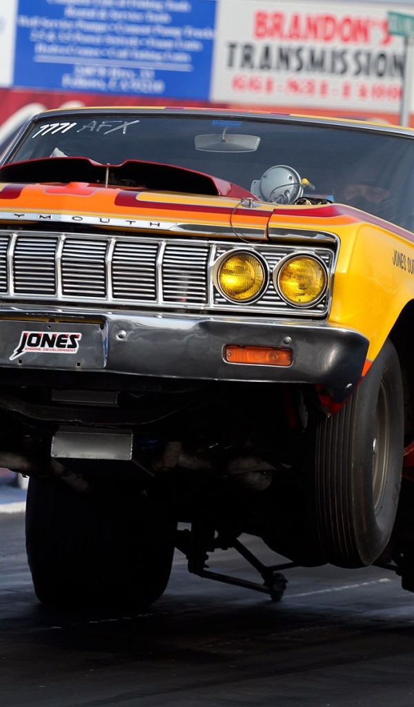 Мощный автомобиль Плимут встал на дыбы