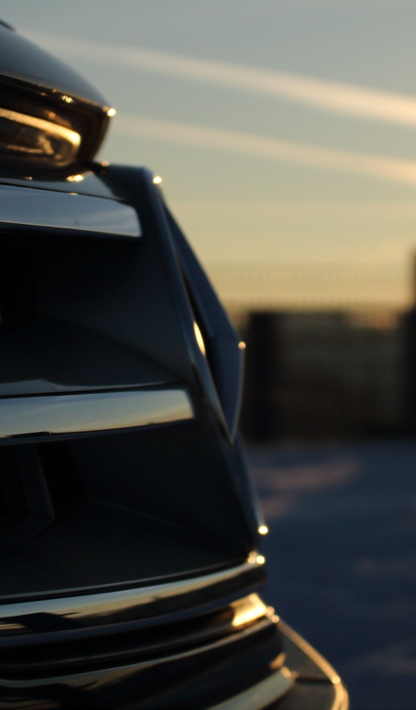 Радиаторная решетка дорого автомобиля