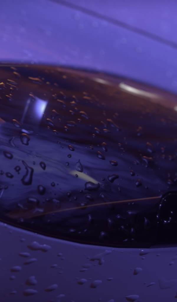 Дождь намочил фару автомобиля