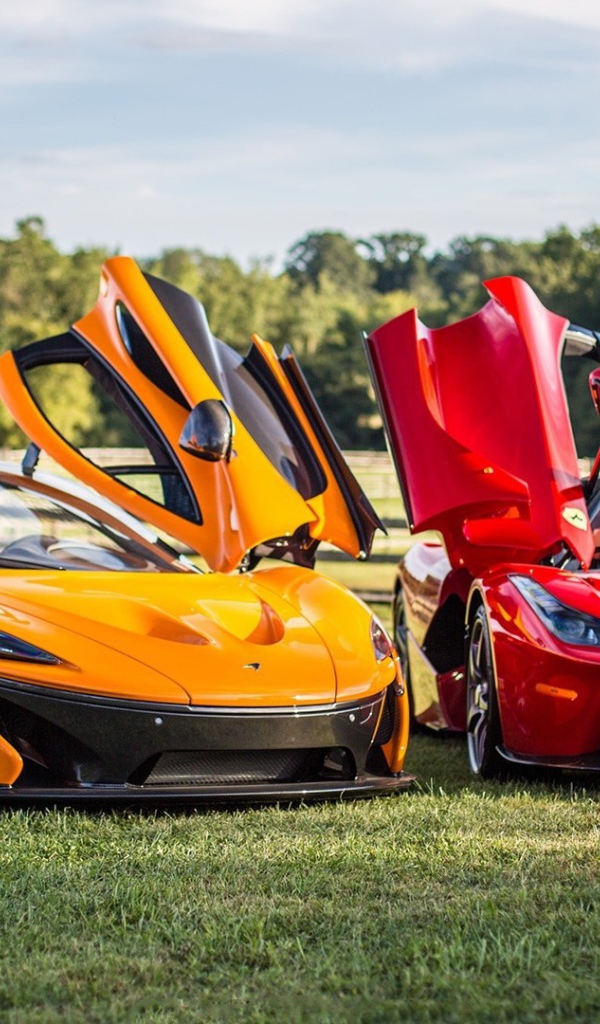Красный Ferrari LaFerrari и оранжевый Макларен на газоне