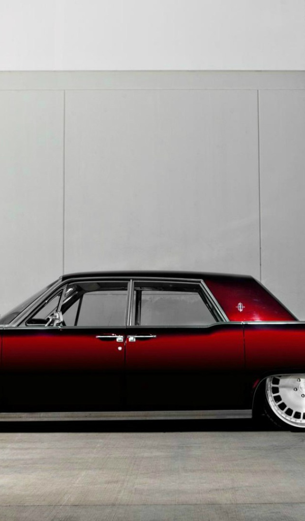 Красный Lincoln Continental