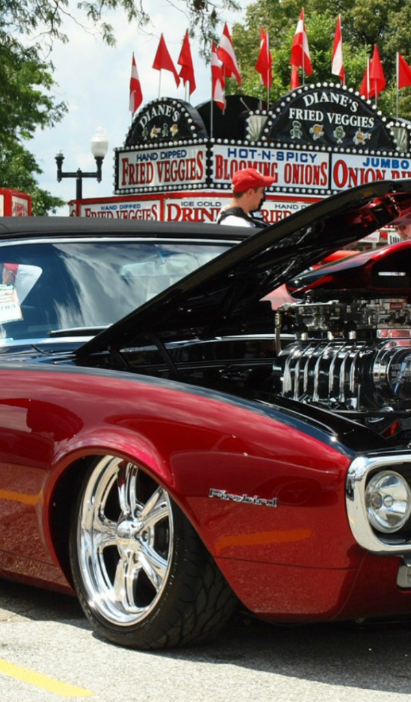 Красный Pontiac Firebird