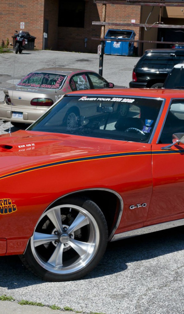 Красный Pontiac GTO Judge