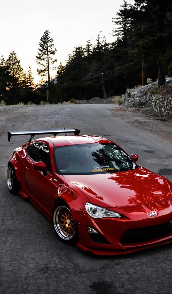 Красный Scion за городом