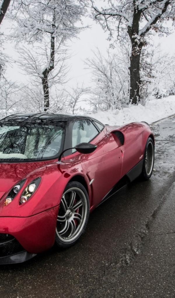 Красный Super Car на зимней дороге