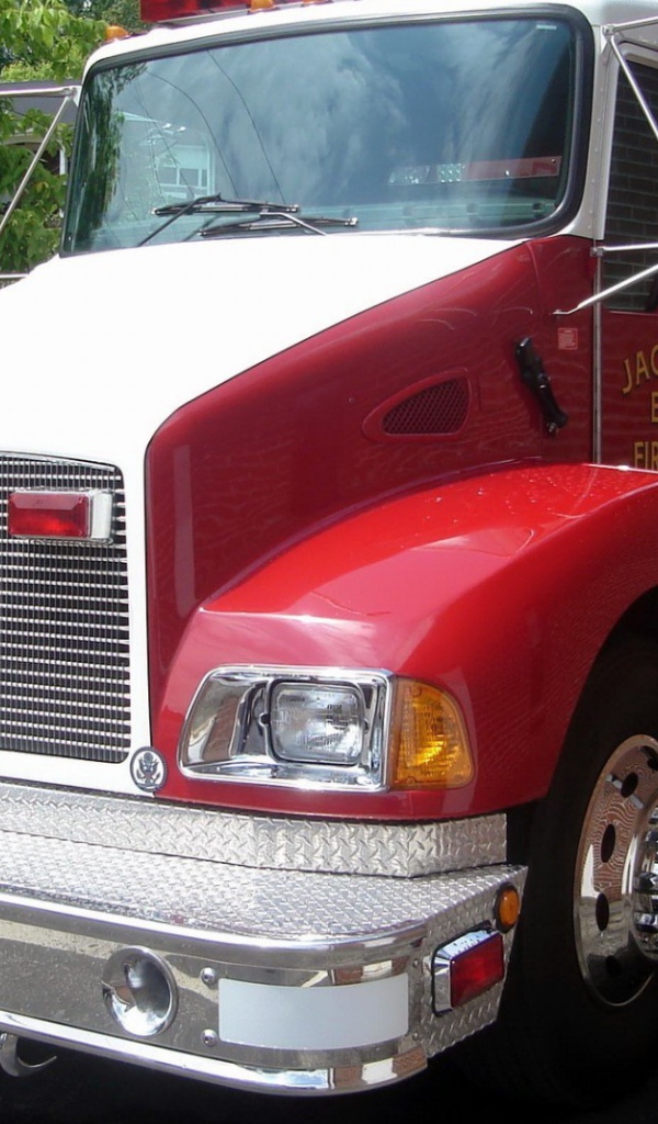 Красный пожарный автомобиль в США