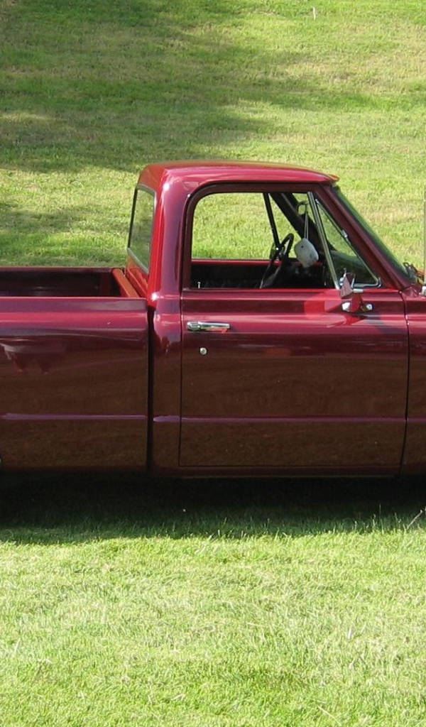 Красный мощный пикап