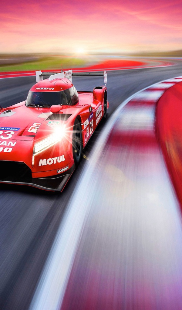 Красный гоночный автомобиль на треке