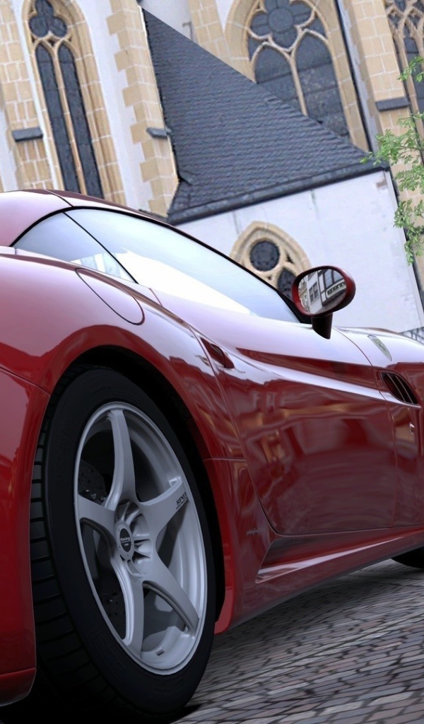 Красный спортивный автомобиль на площади у собора