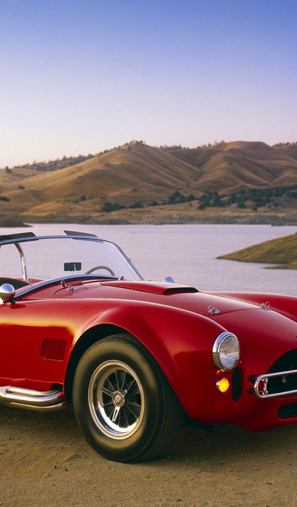 Ретро автомобиль Shelby Cobra 427 на шоссе 66