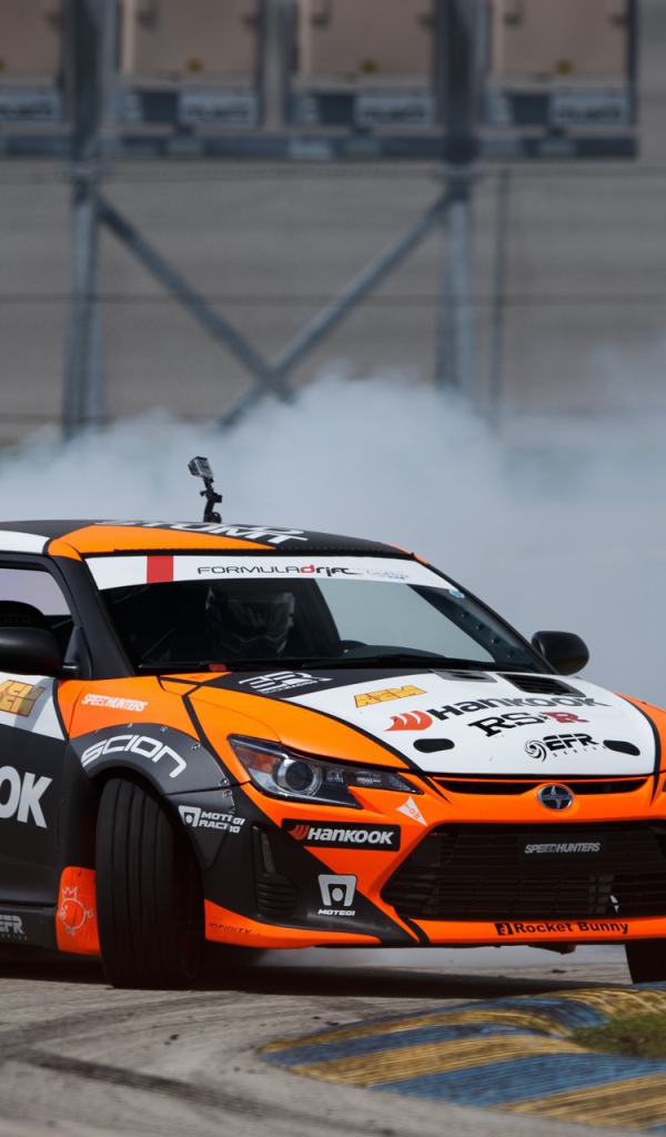 Автомобиль Scion на гоночном треке