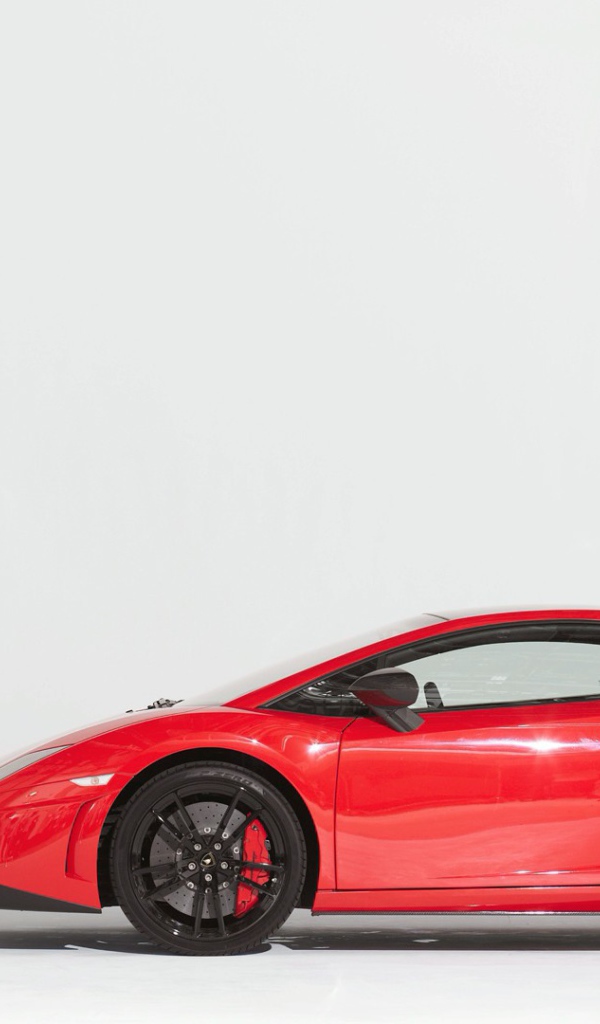 Девушка поставила колено на капот автомобиля